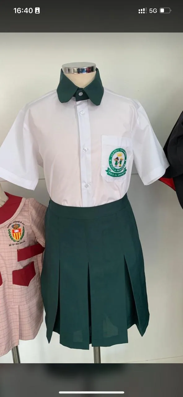 Uniforme escolar verde com brasão bordado pela Lazang em Luanda