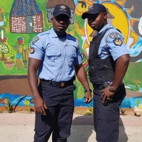 Equipa de vigilantes SegurMax com fardas Lazang em Luanda